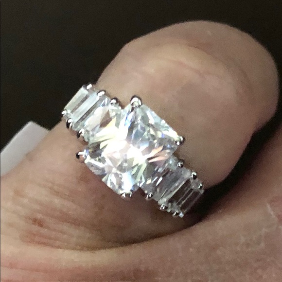 Size 7 dress ring, beautiful cz crystals. - Picture 1 of 5